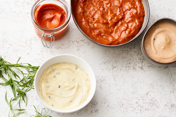 Bearnaise dressing, ketchup mayo i skåle